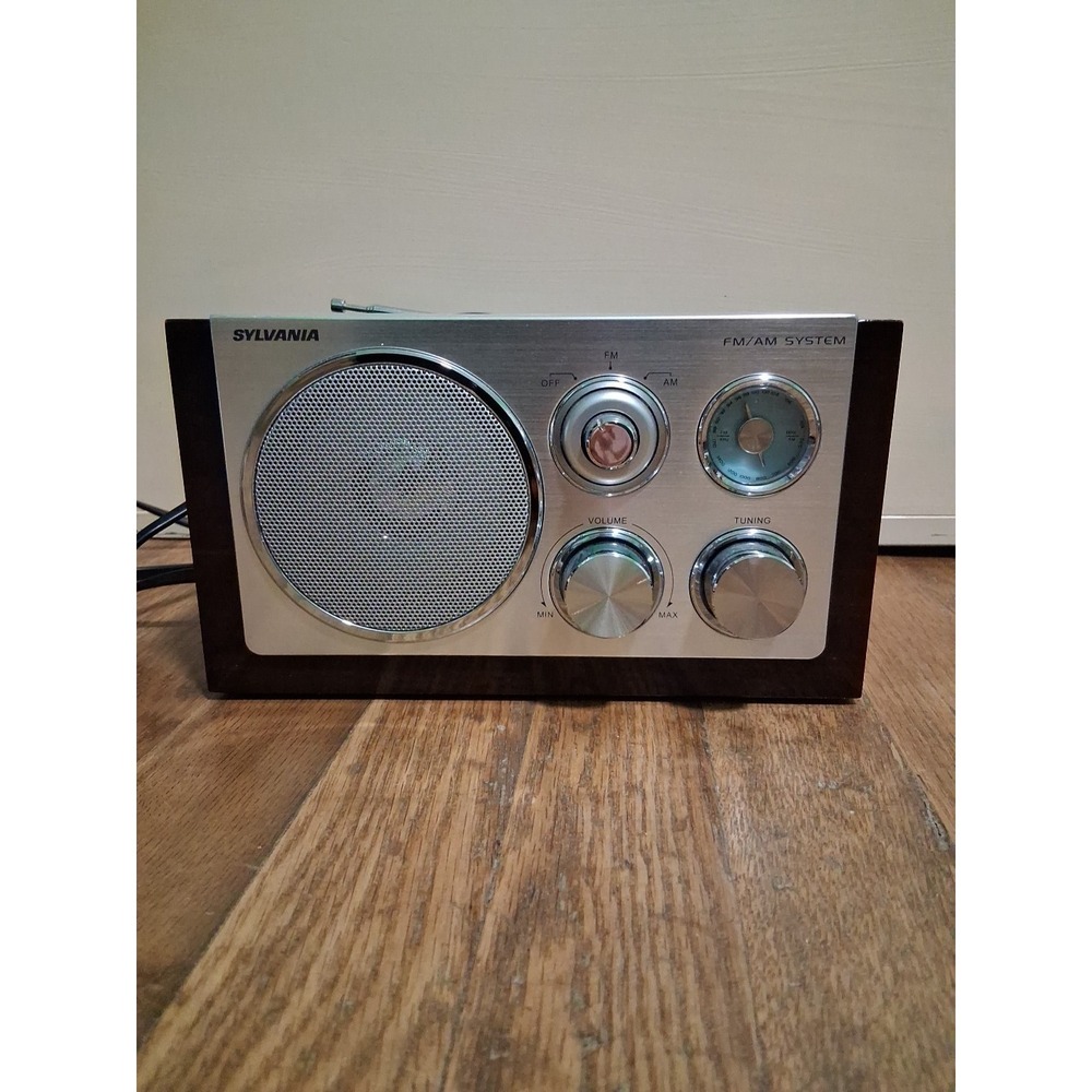 Sylvania AM/FM Classic Style Table Radio Model SRCD3815